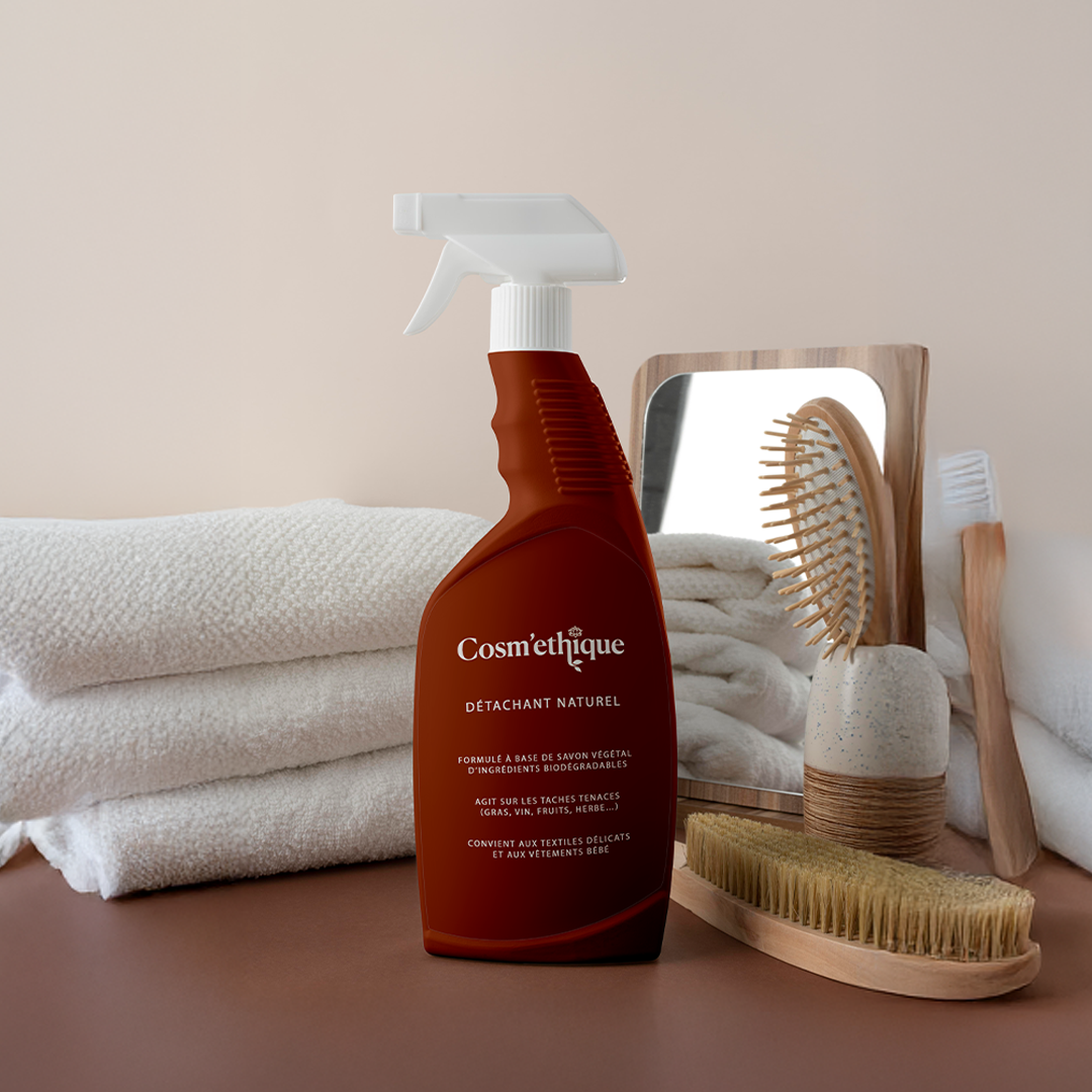 Détachant naturel dans une bouteille en spray
