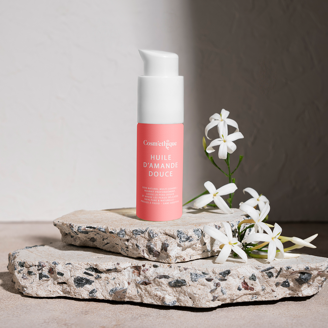 Huile d’amande douce dans un flacon