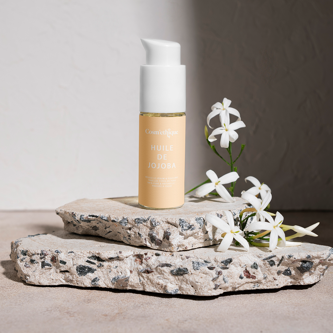 Huile de jojoba dans un flacon en verre