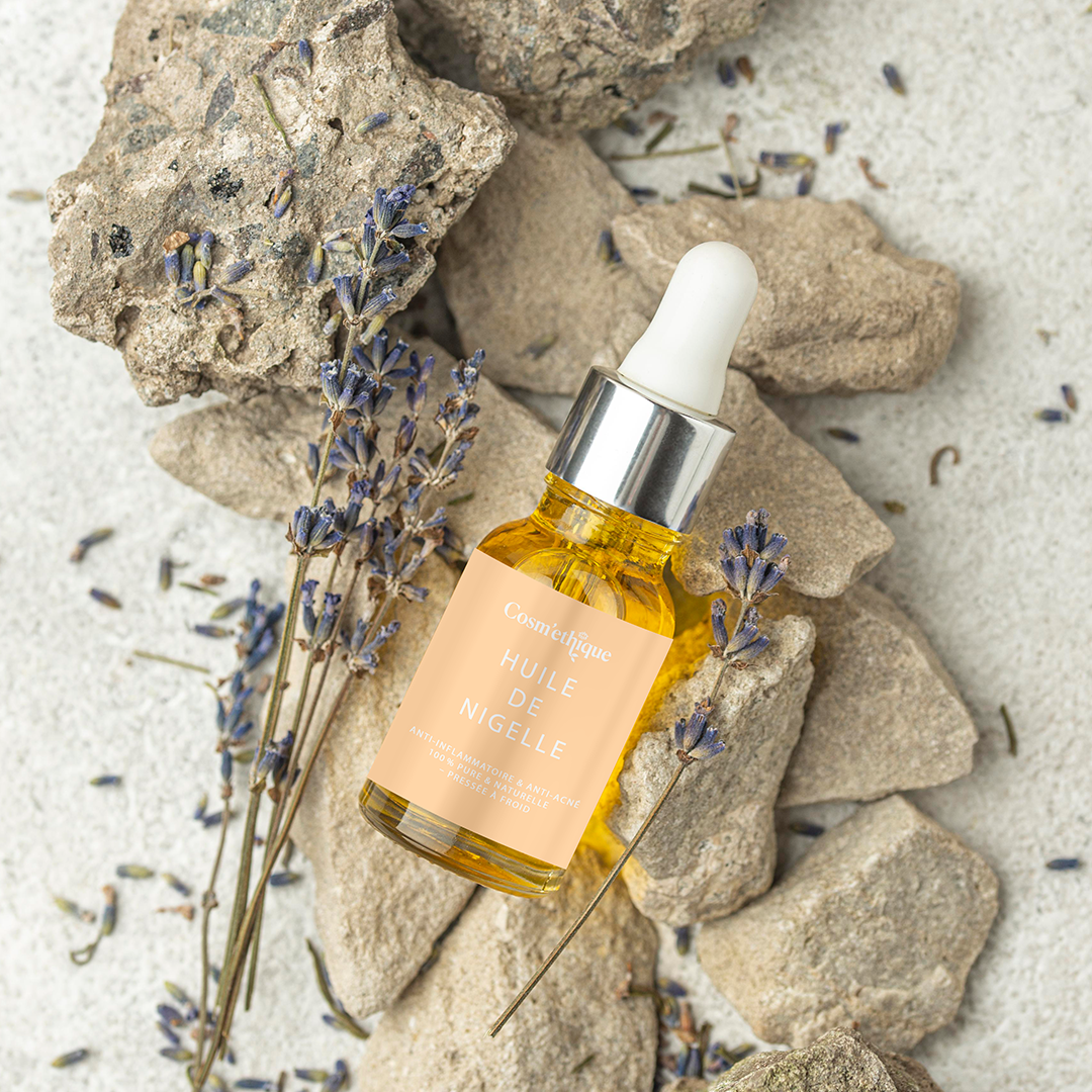 Huile de nigelle dans un flacon en verre avec tube de dosage