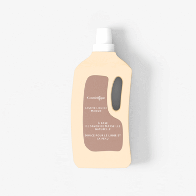 Lessive liquide maison dans une bouteille en plastique