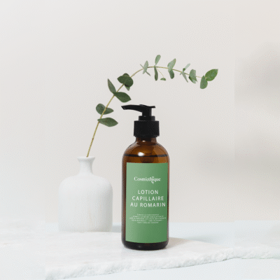 Lotion Capillaire au Romarin dans une bouteille