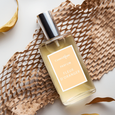 Parfum d'intérieu fleur d'oranger dans une bouteille en verre