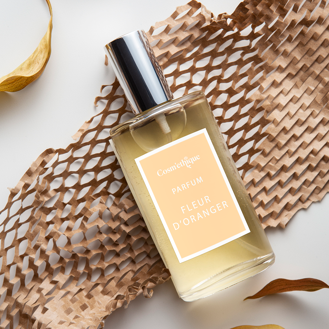 Parfum d'intérieu fleur d'oranger dans une bouteille en verre