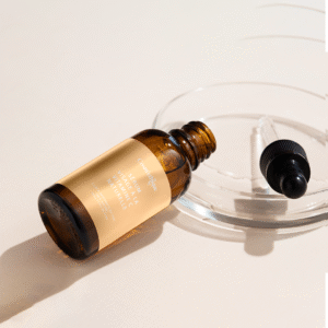 Sérum visage à la vitamine C naturelle dans un flacon en verre avec tube de dosage