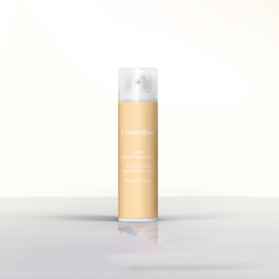 Spray assainissant aux huiles essentielles eucalyptus dans une bouteille à spray