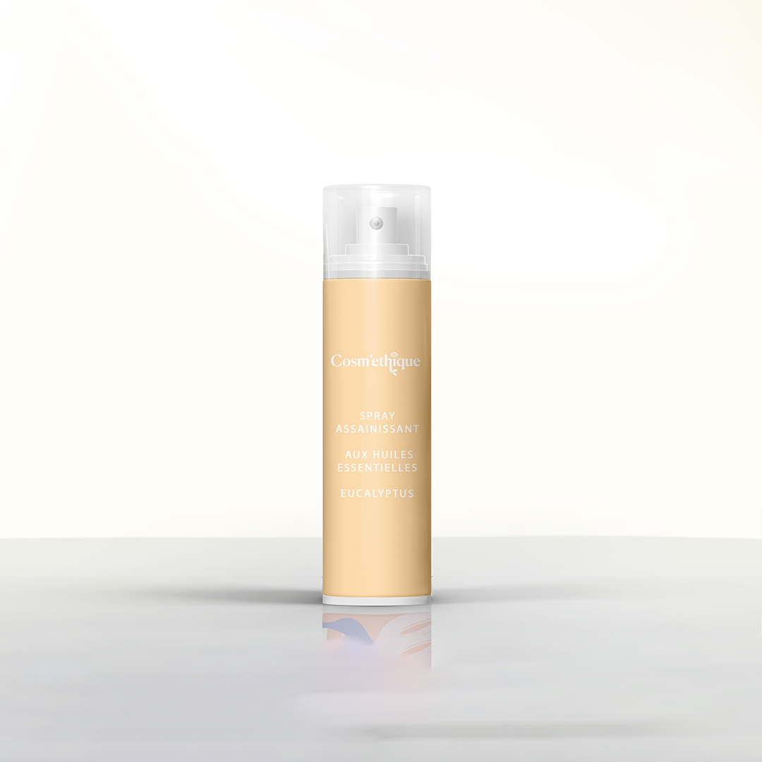 Spray assainissant aux huiles essentielles eucalyptus dans une bouteille à spray