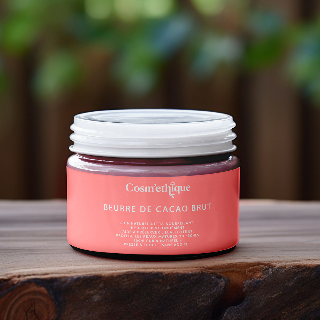 beurre de cacao brut dans un pot