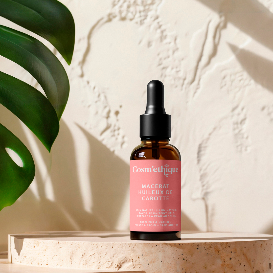 Macérat huilleux de carotte dans une bouteille en verre avec tube